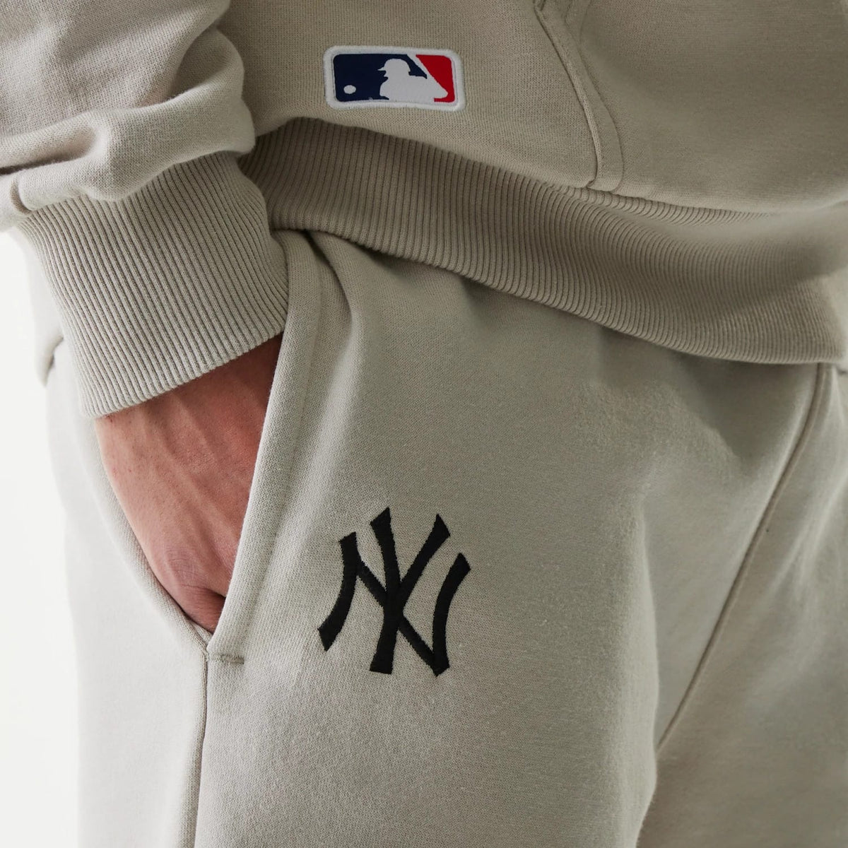 New York Yankees MLB League Essential Midi Cream Shorts-clouthin
