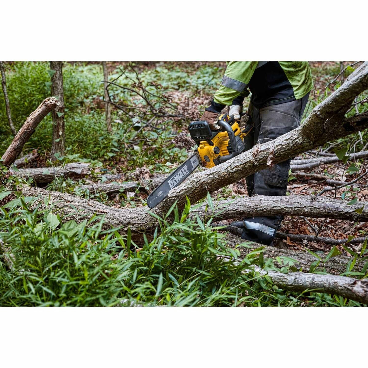 DeWalt DCCS677Z1 60V MAX* Brushless Cordless 20 in. 5.0Ah Chainsaw Kit