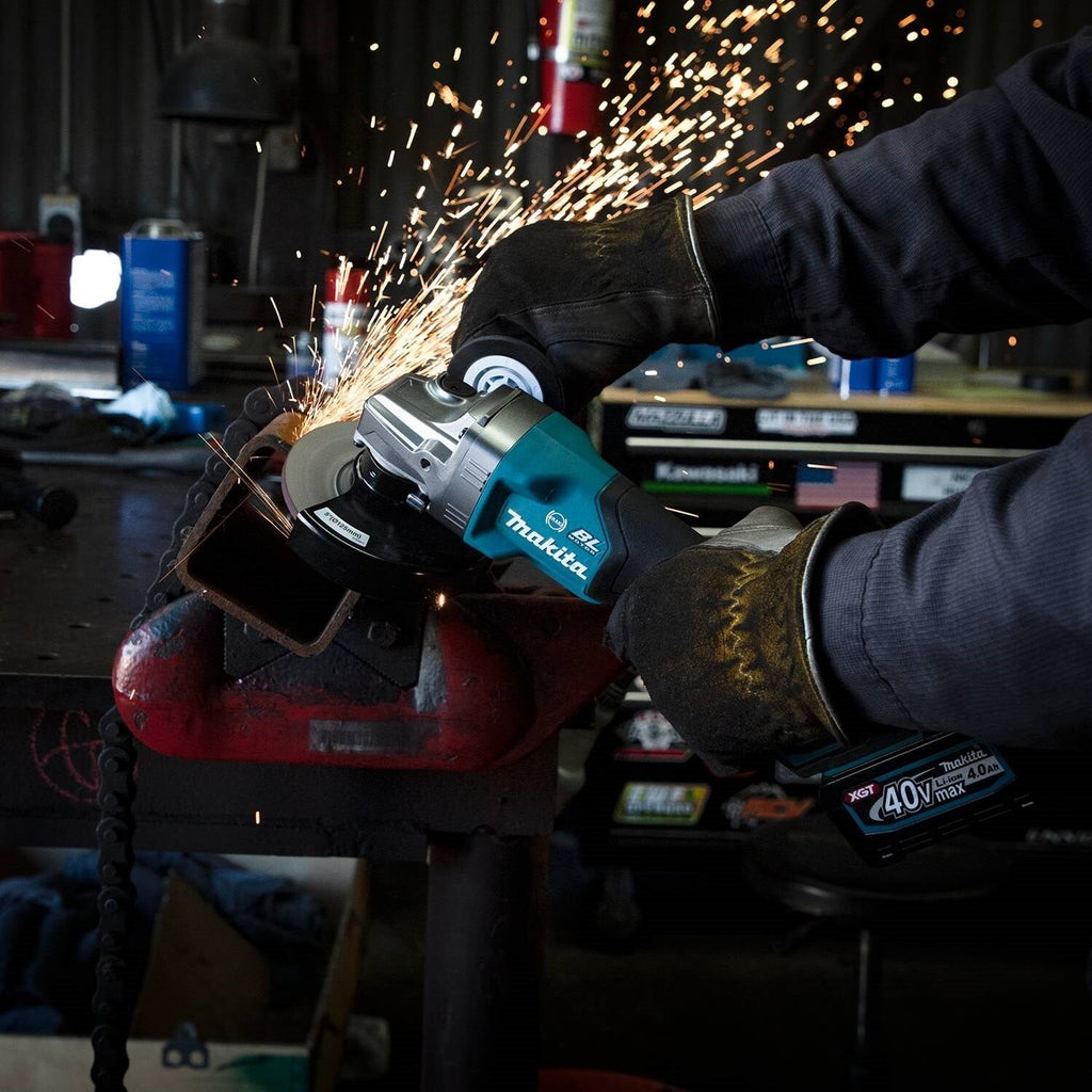 Makita GAG06M1 40V max XGT® 4-1/2” / 5" Paddle Switch Angle Grinder Kit