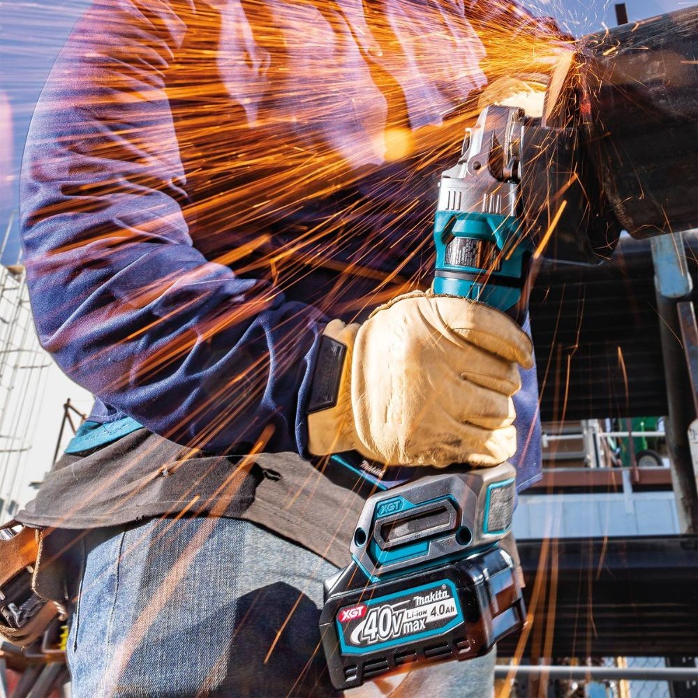 Makita GAG14M1 40V max XGT Brushless Cordless 4-1/2" / 6" Paddle Switch Angle Grinder Kit, with Electric Brake (4.0Ah)