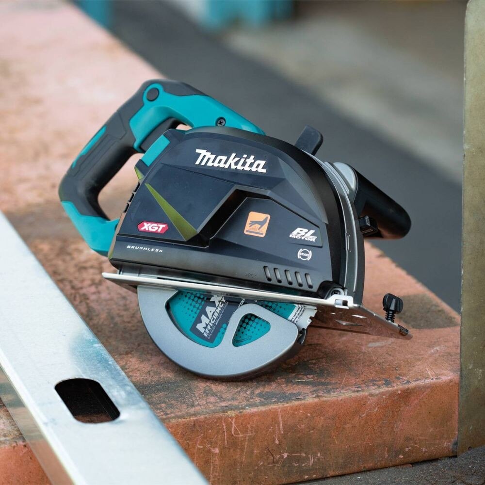 Makita GSC01M1 40V max XGT Brushless Cordless 7-1/4" Metal Cutting Saw Kit, with Electric Brake and Chip Collector (4.0Ah)